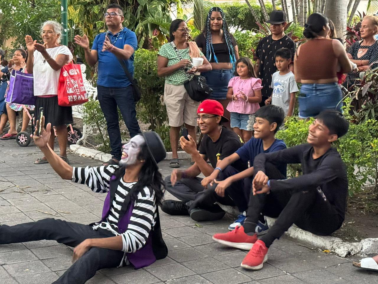 Jardín Libertad se llena de risas con espectáculo de títeres y clowns