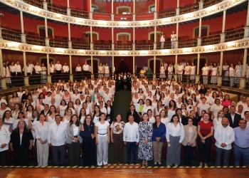 Desde el Teatro Hidalgo, el H. Congreso del Estado de Colima y el Sindicato Nacional de Trabajadores de la Educación (SNTE) Sección 6, llevaron a cabo una ceremonia para reconocer la labor de educadoras y educadores colimenses, en el marco de su día social este 21 de abril.