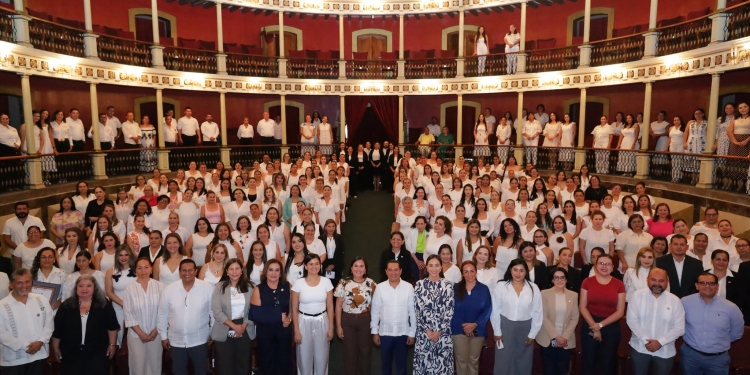 Desde el Teatro Hidalgo, el H. Congreso del Estado de Colima y el Sindicato Nacional de Trabajadores de la Educación (SNTE) Sección 6, llevaron a cabo una ceremonia para reconocer la labor de educadoras y educadores colimenses, en el marco de su día social este 21 de abril.