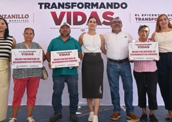 Rosi Bayardo entrega apoyos para mejoramiento de viviendas