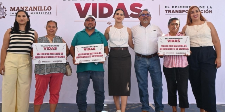 Rosi Bayardo entrega apoyos para mejoramiento de viviendas