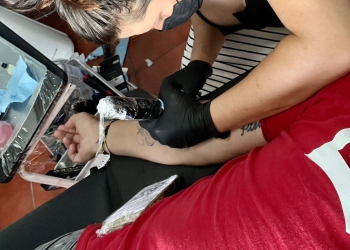 Para prevenir riesgos sanitarios, Salud Colima capacitará gratuitamente a quienes realizan tatuajes y perforaciones