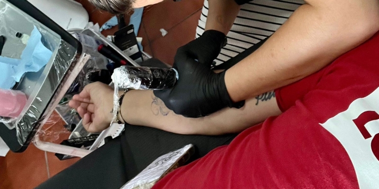 Para prevenir riesgos sanitarios, Salud Colima capacitará gratuitamente a quienes realizan tatuajes y perforaciones
