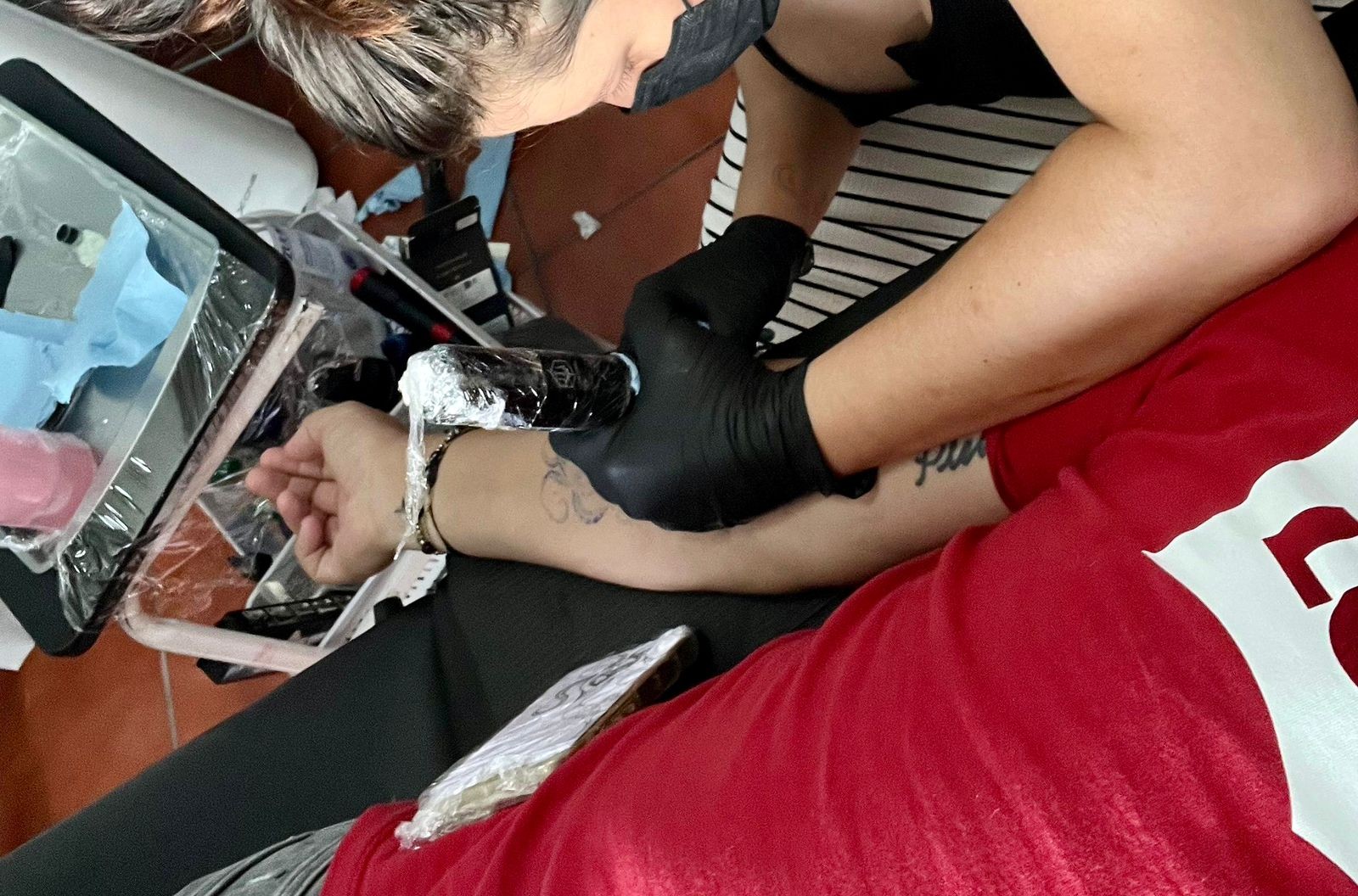 Para prevenir riesgos sanitarios, Salud Colima capacitará gratuitamente a quienes realizan tatuajes y perforaciones