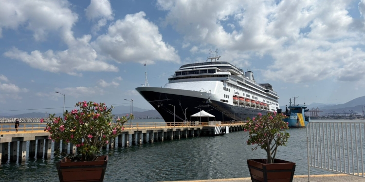 Arriba crucero Zaandam a Manzanillo, consolidando al puerto colimense como escala estratégica en el Pacífico mexicano