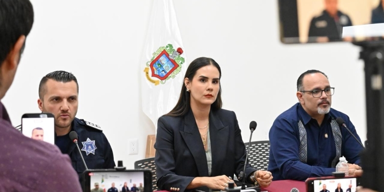 FGE detiene a 8 elementos de la Policía Municipal de Manzanillo por presuntos vínculos con la delincuencia organizada