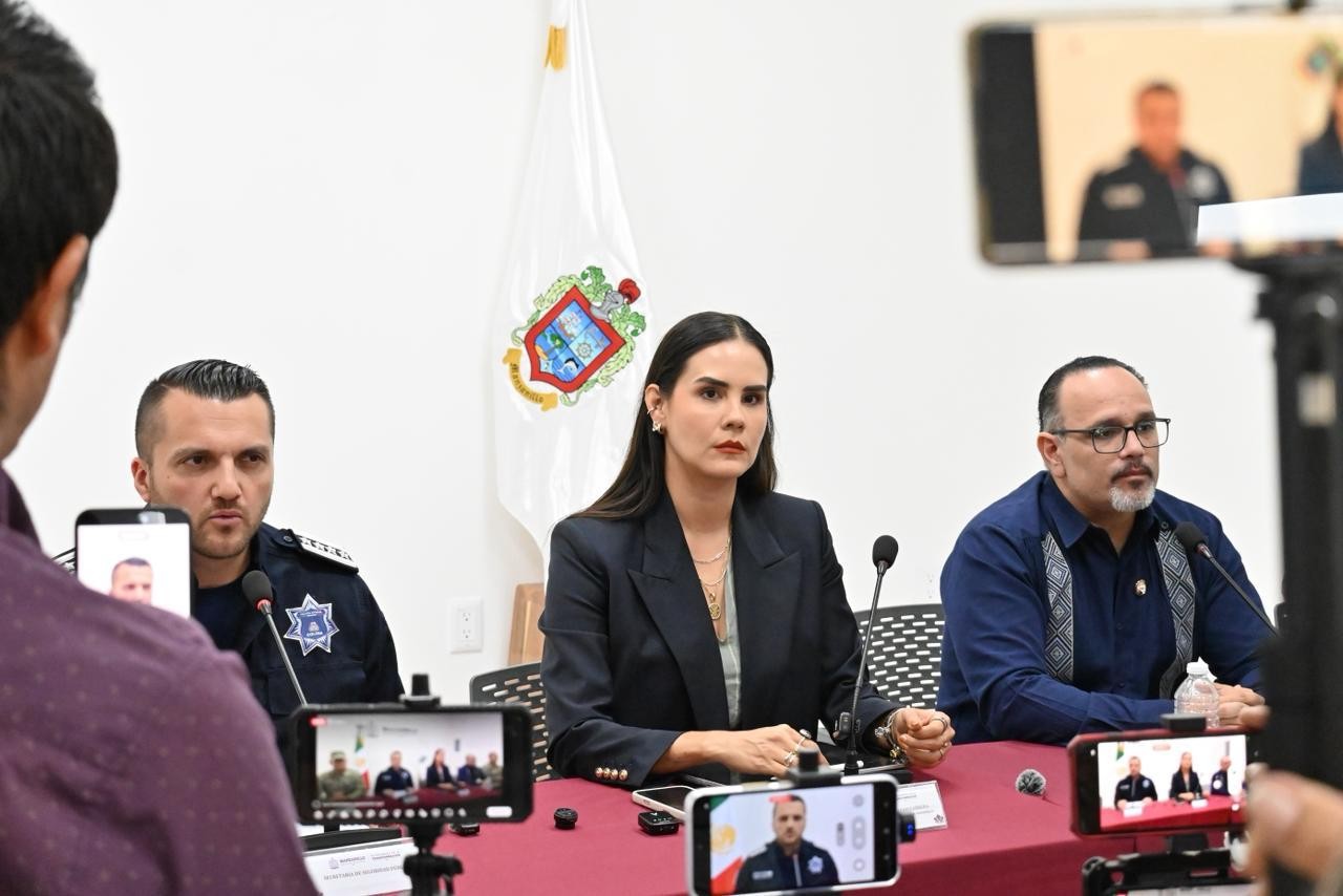 FGE detiene a 8 elementos de la Policía Municipal de Manzanillo por presuntos vínculos con la delincuencia organizada