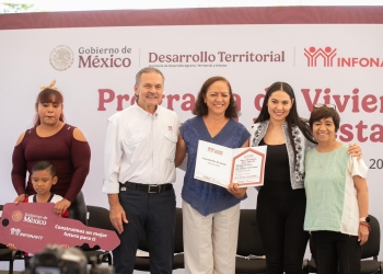 Indira Vizcaíno y titular de Sedatu entregaron escrituras de Viviendas para el Bienestar a 26 familias en Villa de Álvarez