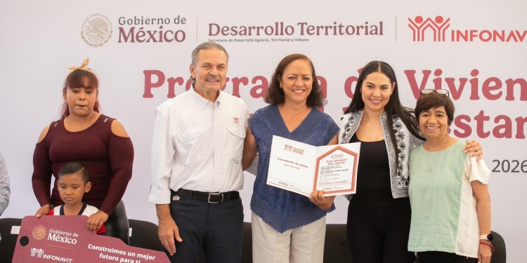 Indira Vizcaíno y titular de Sedatu entregaron escrituras de Viviendas para el Bienestar a 26 familias en Villa de Álvarez