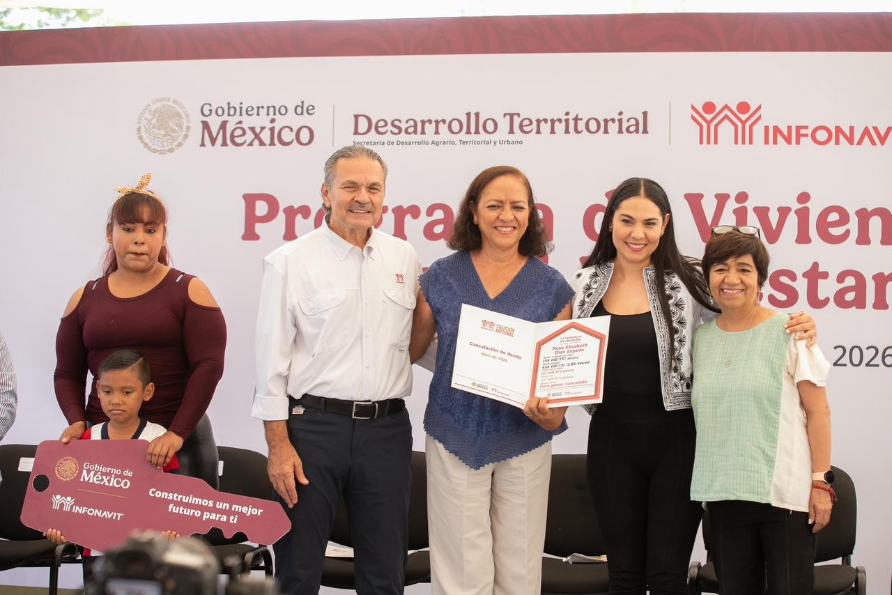 Indira Vizcaíno y titular de Sedatu entregaron escrituras de Viviendas para el Bienestar a 26 familias en Villa de Álvarez