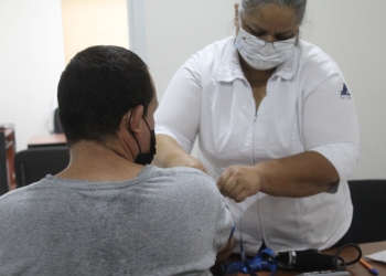 Gobierno de Indira Vizcaíno ofrece valoración médica gratuita, diagnóstico y orientación especializada para detectar cáncer testicular