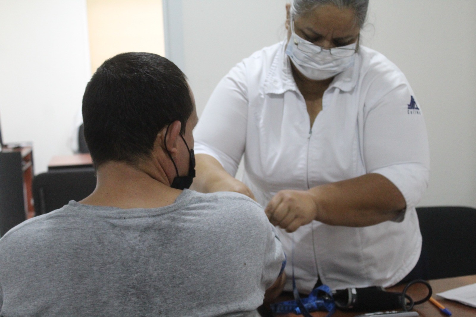 Gobierno de Indira Vizcaíno ofrece valoración médica gratuita, diagnóstico y orientación especializada para detectar cáncer testicular