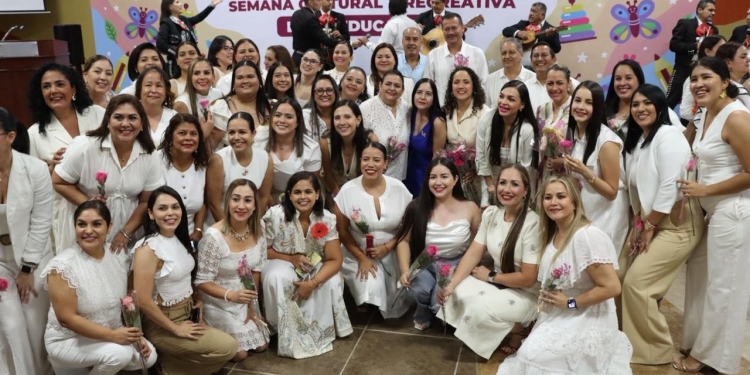 Gobierno de Indira Vizcaíno reconoce la labor de educadoras colimenses
