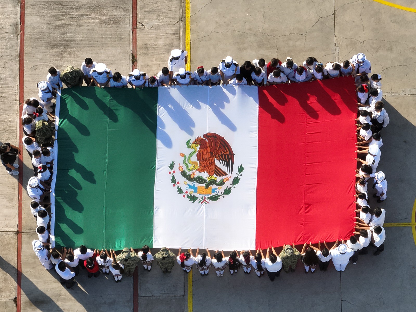 La Fuerza Naval del Pacífico fomenta la importancia del respeto por los símbolos patrios en la juventud