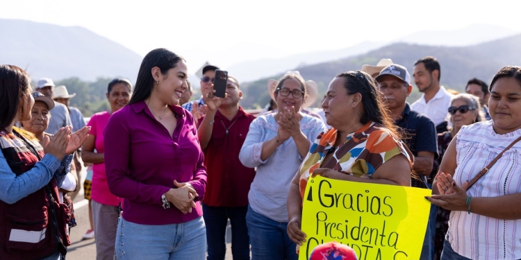 Gobernadora Indira Vizcaíno entregó y recorrió nuevo puente vehicular El Chical en Coquimatlán