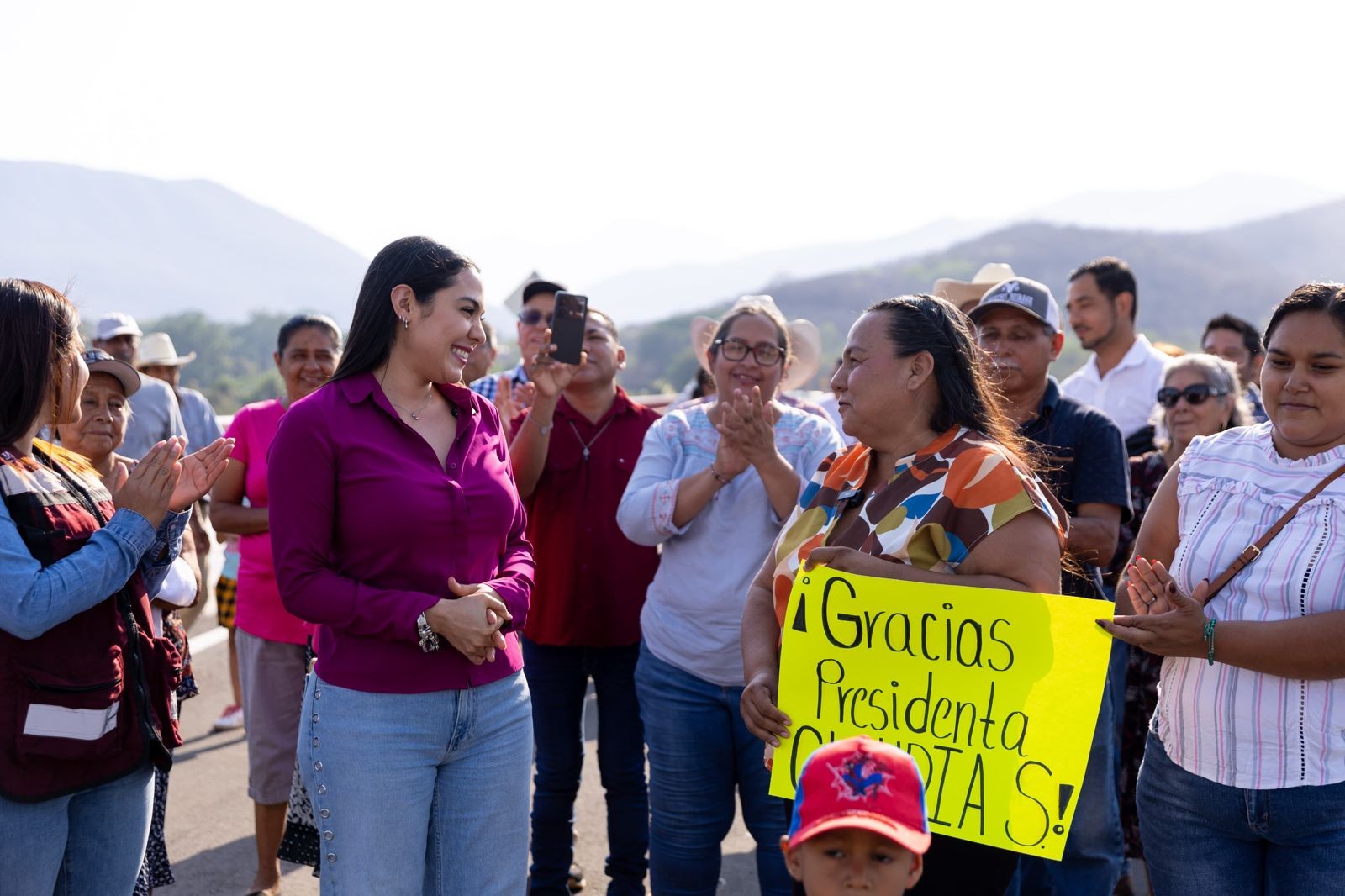 Gobernadora Indira Vizcaíno entregó y recorrió nuevo puente vehicular El Chical en Coquimatlán