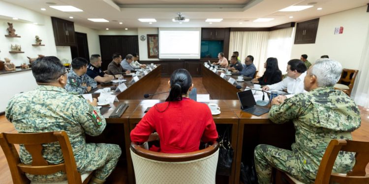 la gobernadora de Colima, Indira Vizcaíno,Las corporaciones federales, estatales y municipales se reunen.