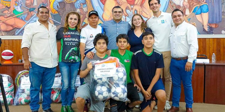 ¡El presidente Riult Rivera entrega material de apoyo a promotores deportivos!