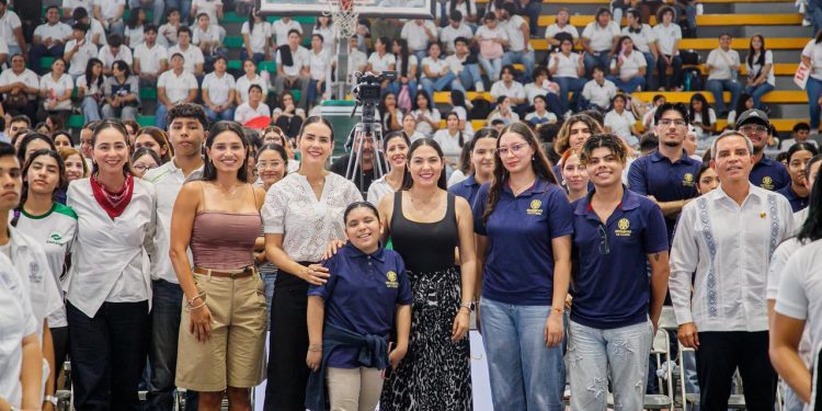 G.C.  Miles de estudiantes manzanillenses ya conocen los beneficios de #MiColiBecaParaElFuturo.