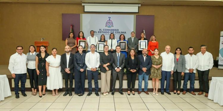FGE. Reconocen excelencia académica y profesional en Colima con premios estatales
