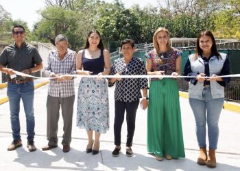 Gobernadora Indira Vizcaíno entrega puente ‘Victoria’ en Comala y planta purificadora para secundaria e Isenco en Colima