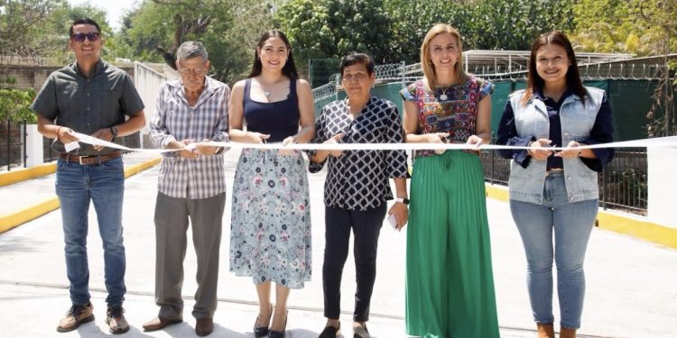 Gobernadora Indira Vizcaíno entrega puente ‘Victoria’ en Comala y planta purificadora para secundaria e Isenco en Colima