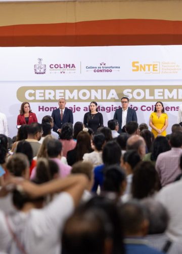 G.C.  INDIRA VIZCAÍNO RECONOCE A DOCENTES POR 20 Y 25 AÑOS DE SERVICIO EN COLIMA