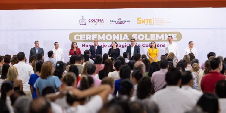 G.C. INDIRA VIZCAÍNO RECONOCE A DOCENTES POR 20 Y 25 AÑOS DE SERVICIO EN COLIMA