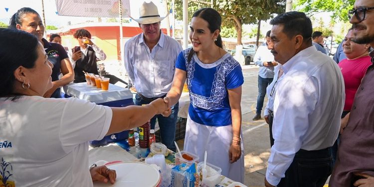 Rosi Bayardo reconoce a productores de mango y refrenda apoyo al campo manzanillense