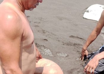 Guardavidas de UEPC Colima salvan la vida a joven de Jalisco, en playa El Paraíso
