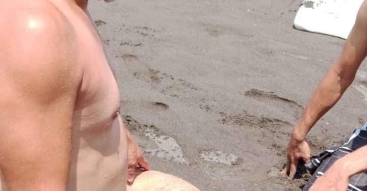 Guardavidas de UEPC Colima salvan la vida a joven de Jalisco, en playa El Paraíso