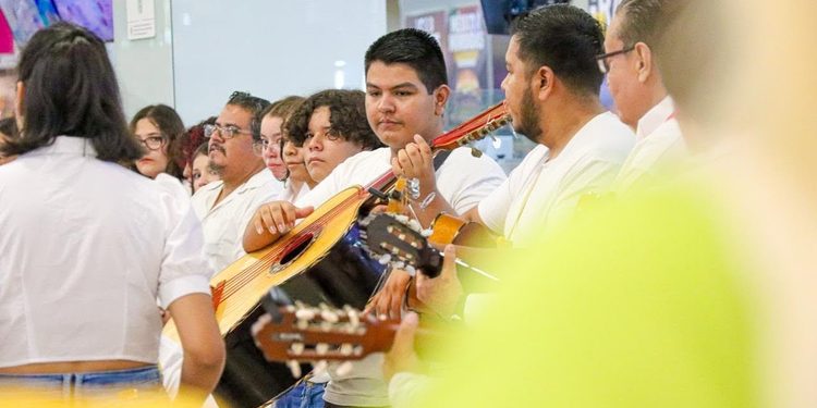 “Talento sin barreras: emotivo FlashMob celebra el Día del Padre en Plaza San Fernando”