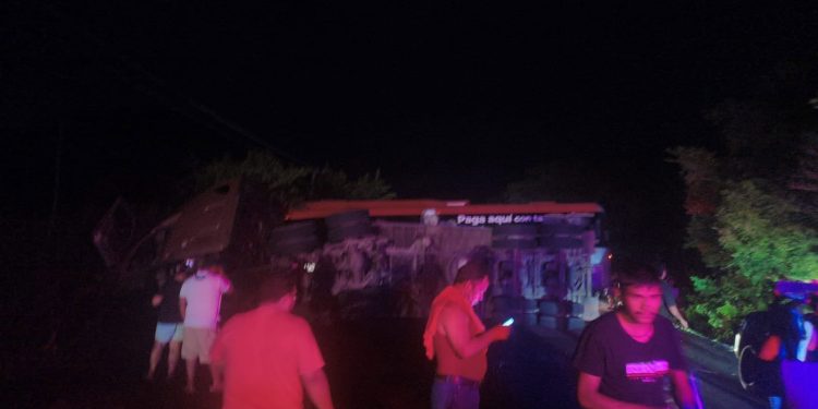 Atienden cuerpos de emergencia a personas lesionadas tras accidente de autobús en carretera Armería-Manzanillo; no reportan personas graves