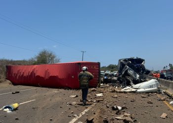 Accidente entre vehículos de carga obstruye autopista Manzanillo a Colima; PC Manzanillo atiende a personas lesionadas