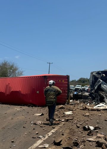 Accidente entre vehículos de carga obstruye autopista Manzanillo a Colima; PC Manzanillo atiende a personas lesionadas