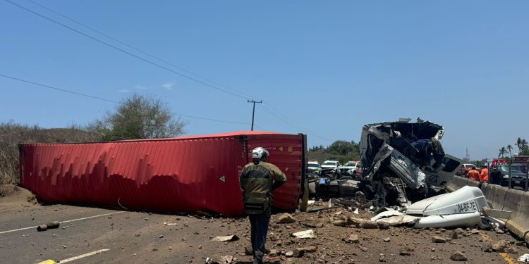 Accidente entre vehículos de carga obstruye autopista Manzanillo a Colima; PC Manzanillo atiende a personas lesionadas