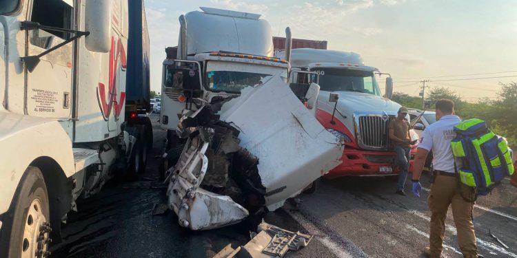 Accidente vehicular en la autopista Colima–Manzanillo afecta la circulación vial en dirección en Loma de Fátima