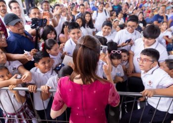 La gobernadora Indira Vizcaíno Silva acompañó a la presidenta de México, Claudia Sheinbaum Pardo, en la entrega de tarjetas  de la Beca Rita Cetina, un apoyo universal que fortalece la permanencia de las y los estudiantes en las aulas.