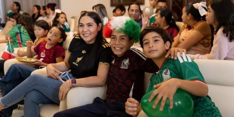 La gobernadora Indira Vizcaíno Silva compartió con niñas y niños destacados de los Juegos Deportivos Nacionales Escolares de la Educación Básica el arranque de la Copa del Mundo 2026.