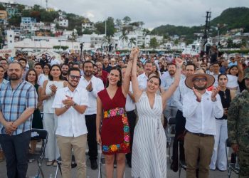 La tarde-noche de este sábado, la gobernadora del estado de Colima, Indira Vizcaíno Silva, acompañó a la presidenta de Manzanillo, Rosi Bayardo Cabrera, en su ejercicio de rendición de cuentas.
