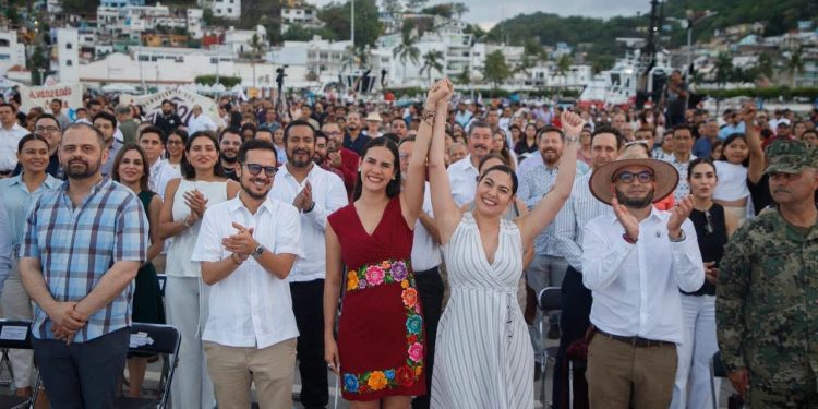 La tarde-noche de este sábado, la gobernadora del estado de Colima, Indira Vizcaíno Silva, acompañó a la presidenta de Manzanillo, Rosi Bayardo Cabrera, en su ejercicio de rendición de cuentas.