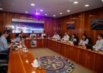 La gobernadora Indira Vizcaíno Silva encabeza reunión con Asipona Manzanillo – Administración del Sistema Portuario Nacional y la presidenta del H. Ayuntamiento de Manzanillo, Rosi Bayardo para dar seguimiento a obras y proyectos del puerto en desarrollo y próximos a iniciar.