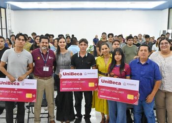 Rosi Bayardo entrega UniBeca a estudiantes manzanillenses del TecNM Colima