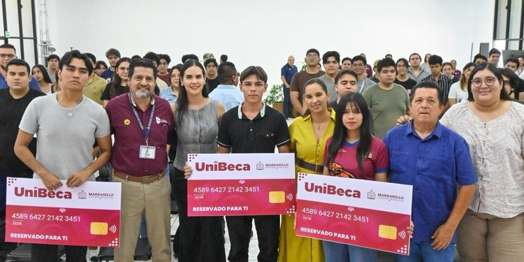 Rosi Bayardo entrega UniBeca a estudiantes manzanillenses del TecNM Colima