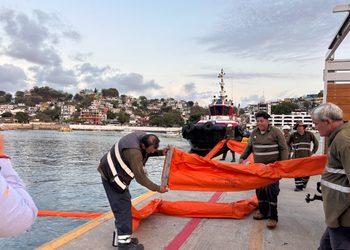 La Secretaría de Marina contiene derrame de hidrocarburos en inmediaciones del muelle turístico, en Manzanillo, Colima