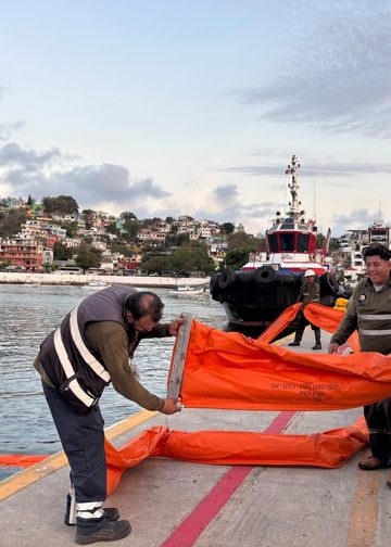 La Secretaría de Marina contiene derrame de hidrocarburos en inmediaciones del muelle turístico, en Manzanillo, Colima
