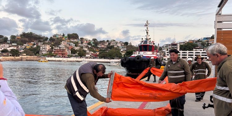 La Secretaría de Marina contiene derrame de hidrocarburos en inmediaciones del muelle turístico, en Manzanillo, Colima