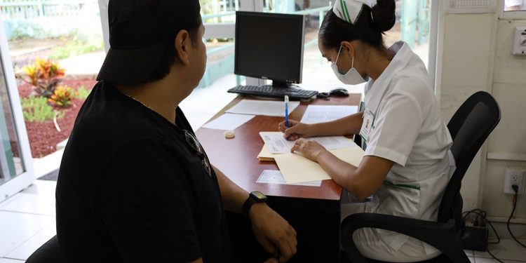 Salud Colima invita a hombres a realizarse chequeos preventivos gratuitos en IMSS-Bienestar