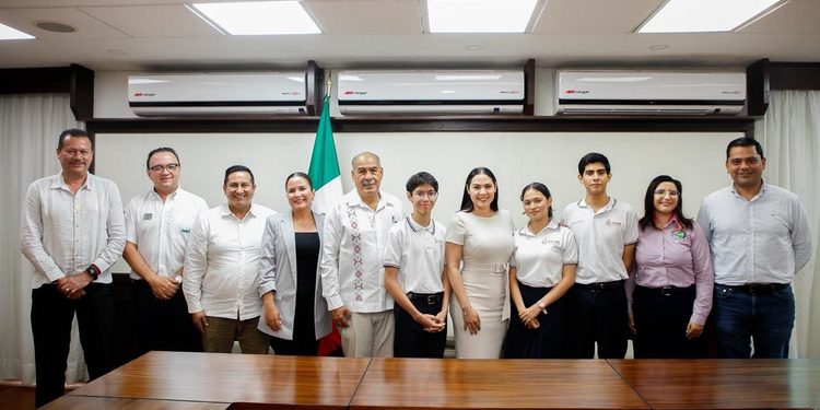 Indira Vizcaíno recibió a estudiantes colimenses que participarán en Olimpiada Internacional en Londres