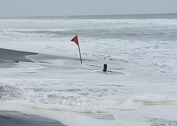 Cuerpos de emergencia realizan búsqueda de 2 personas desaparecidas en aguas marinas de Pascuales